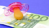 Dummy on euro hundred, symbolic photo care money, Schnuller auf Hundert-Euro-Schein, Symbolfoto Betreuungsgeld